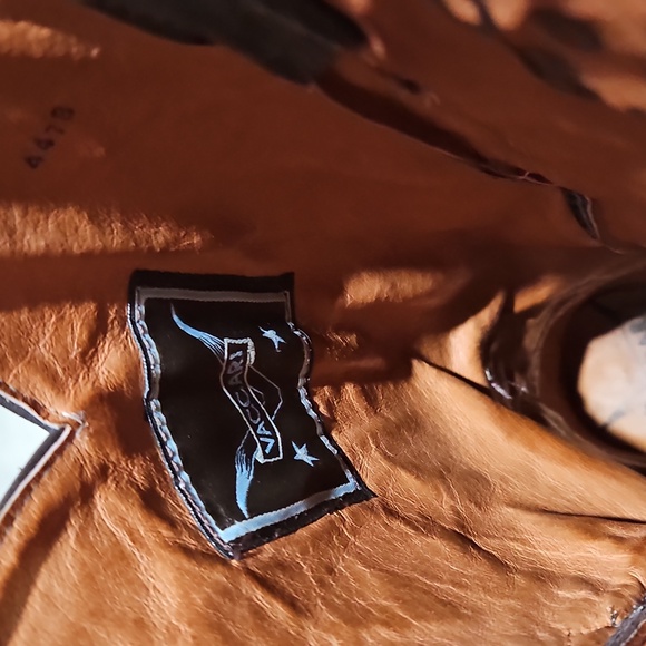 Embroidered Western Cowboy Boots - Picture 3 of 7